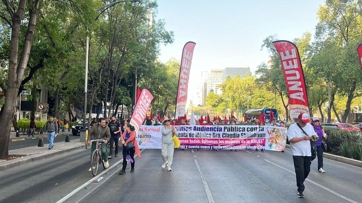 #ATENCIÓN Integrantes de la #ANUEE salen en marcha del paseo de la Reforma al cruce con Insurgentes, con rumbo al zócalo, para solicitar tarifas justas de energía eléctrica para las familias de escasos recursos además de borrón y cuenta nueva #CDMX

foto: <a href="/israellorenzana/">Israel Lorenzana</a>