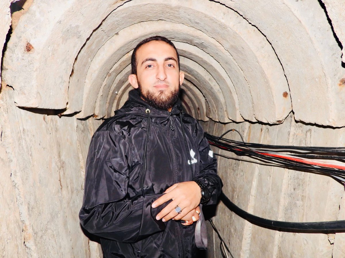 Gazze tünellerinde Tufan Sancağı Altında adlı kitabı kaleme alan Şehid Mücahid Muhammed Zeki Hamed anlatıyor:

Gece-gündüz tünelde yaşar, güneşi ve dış dünyayı pek az görürdük. İnanın bana, tüneller otel değil. Hatta ev bile değil; tüneller tam bir kabir. Ancak söz konusu din,