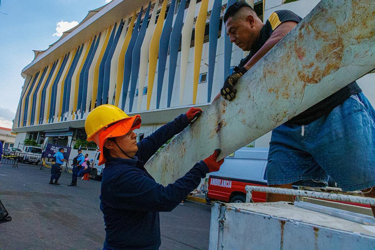 “La <a href="/alcaldia_ss/">Alcaldía de San Salvador</a> continúa realizando su trabajo, interviniendo áreas que por años no pudieron recibir mantenimiento”, @MarioDuran.

En Av. España, Plaza 14 de Julio y La Placita, trabajamos en limpieza, saneamiento y desmontaje avanzando en este proceso de revitalización. 🚧