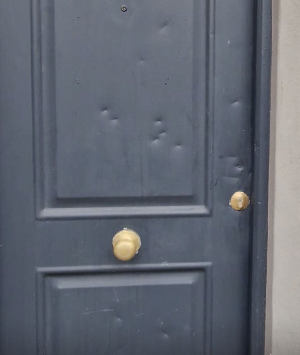 Hoy, la puerta de nuestra sede ha amanecido vandalizada con tornillos introducidos en la cerradura. 

Si pretendían que no pudiésemos abrir y así impedir la actividad que tanto les molesta,  se han equivocado.