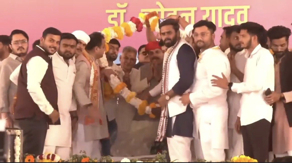 shaileshbjp06's tweet photo. आज हटा नगर आगमन पर प्रदेश के लोकप्रिय,यशस्वी मुख्यमंत्री @DrMohanYadav51 जी का अपने युवा मोर्चा साथियों के साथ स्वागत कर माननीय मुख्यमंत्री जी को हटा के किसानो के भावांतर राशि के लंबित भुगतान को जल्द कराने के लिए पत्र के माध्यम से अवगत कराया!!
#bjp #bjp4mp @BJP4MP @BJP4India https://t.co/25Dcpc9JxD