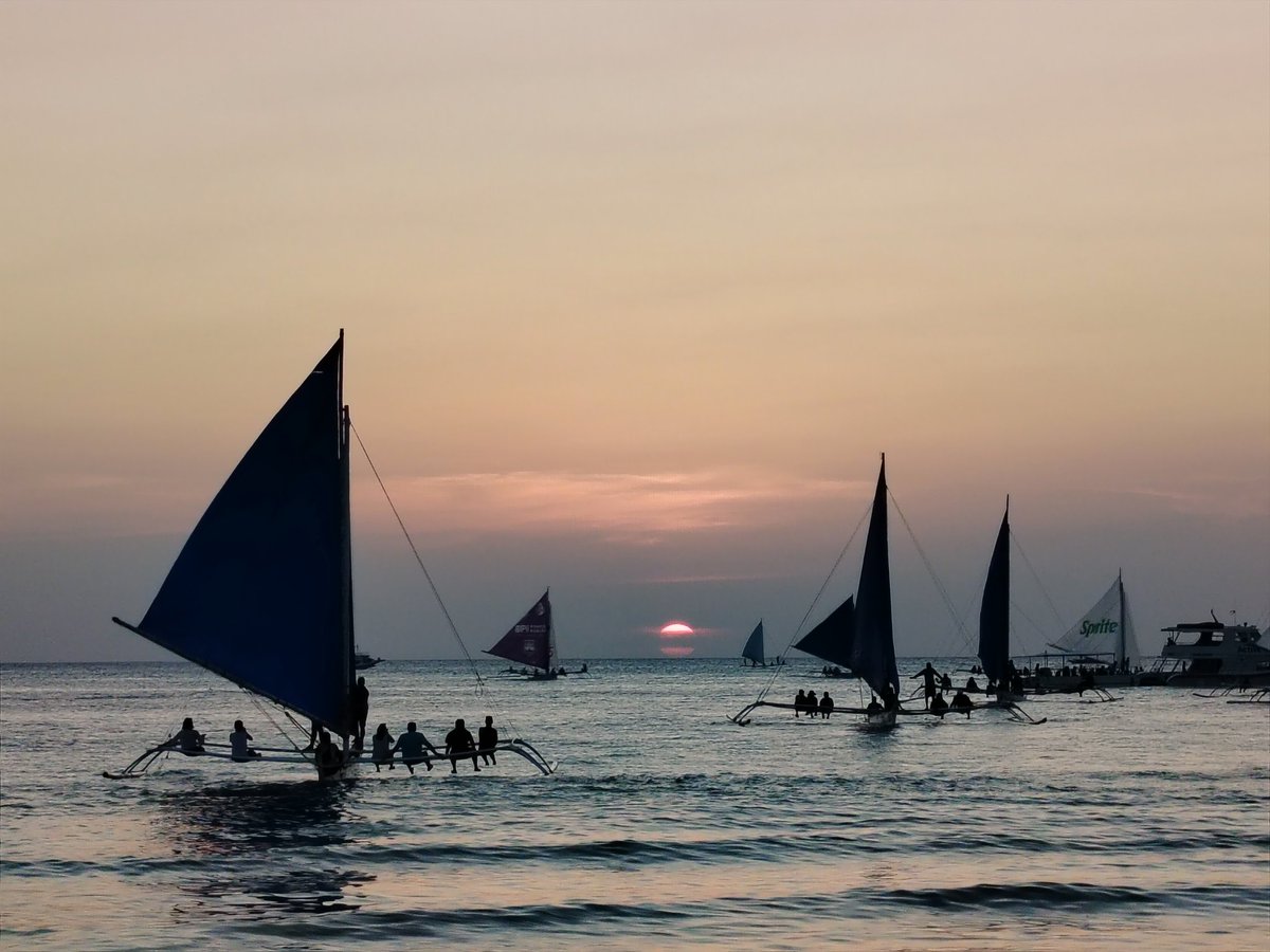 murkiaan's tweet photo. sunset at pusa na lang nagpapakilig sa alin https://t.co/LaWXQECG1m