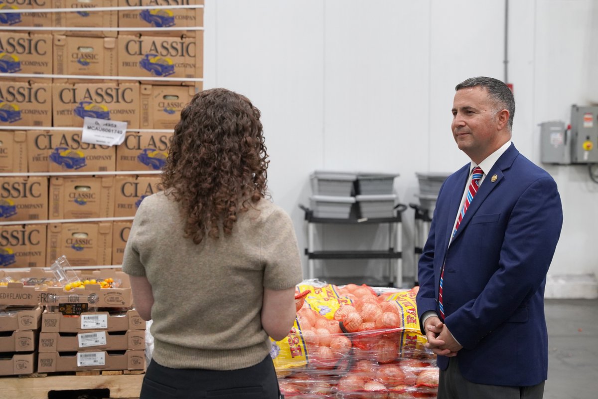 feedhopenow's tweet photo. Second Harvest recently hosted @RepDarrenSoto to share updates on ongoing hunger relief efforts.

During his visit, Rep. Soto presented Harold "Coach" Sauter with a Certificate of Special Congressional Recognition for his volunteer efforts to feed Central Florida families. https://t.co/GKCfUUuwfE