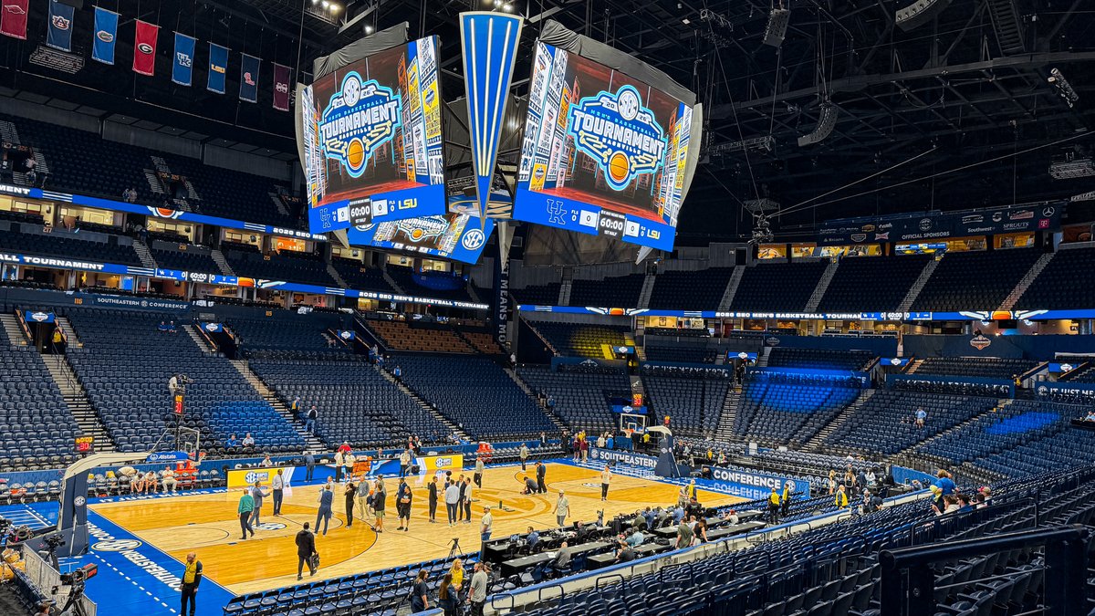 PredsNHL's tweet image. No one panic but the ice is missing at @BrdgstoneArena 😳

The #Preds are West Coast road trippin' this week, check out our schedule » preds.club/40W4YTh