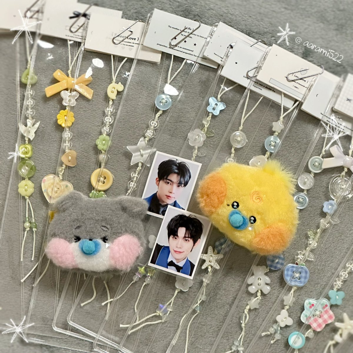 ⋆｡ #건탤 단추키링 &amp; 증사 스티커 나눔 𖦹°‧ ⚉

극소량이지만 슬쩍 나눔 공지 올려봅니다,,૮꒰˶•༝ •˶꒱ა♡

🌟수량: 약 10개
🌟날짜: 첫콘(+재고 남을 시 막콘도 진행)
🌟장소: 당일 공지
🌟건탤러 인증 간단히 받을 예정입니다!
(인형, ㅍㅊ구독, 트위터 계정 등 아무거나...)