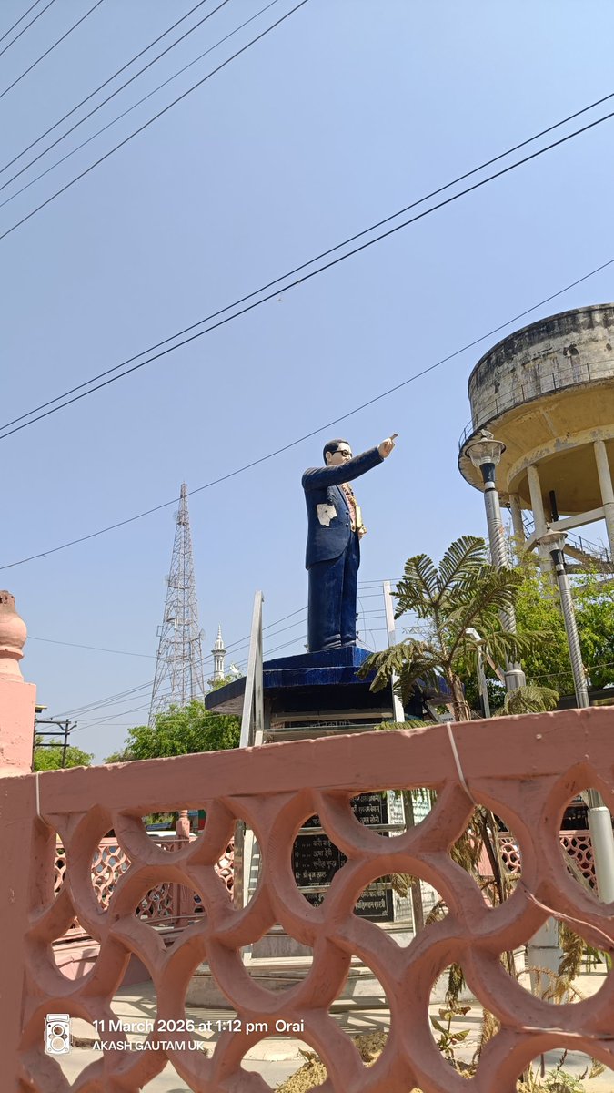 ये तस्वीर जालौन के मुख्यालय उरई के अंबेडकर चौराहा की है जहां पर  #बाबा_साहब  जी की प्रतिमा स्थापित है, लगभग तीन दिनों से प्रतिमा का लगा पेंट निकल गया है लेकिन अभी तक इसको ठीक नहीं कराया गया है!... 
मेरा संबधित अधिकारियों से निवेदन है कि, जल्द से जल्द ठीक कराया जाए <a href="/dmJalaun/">DM Jalaun</a>