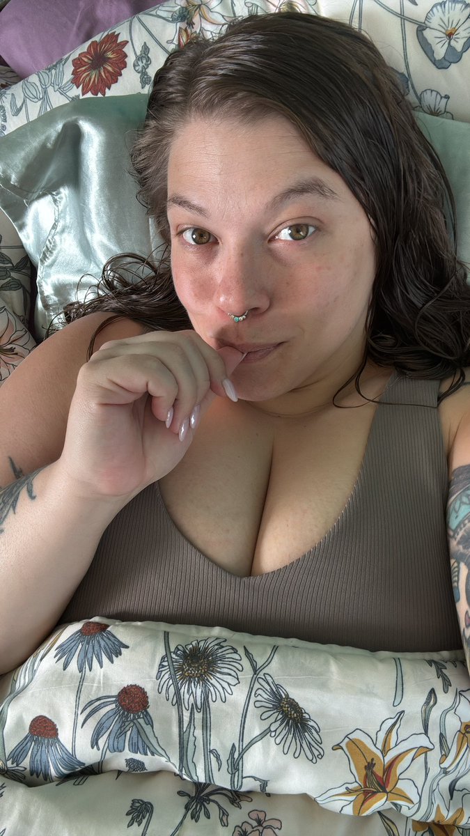 I’ve never felt more my age than when I realize I don’t know how to use a social media platform 😂😂😂 anyway, at least I’m still kinda cute 👵🏼