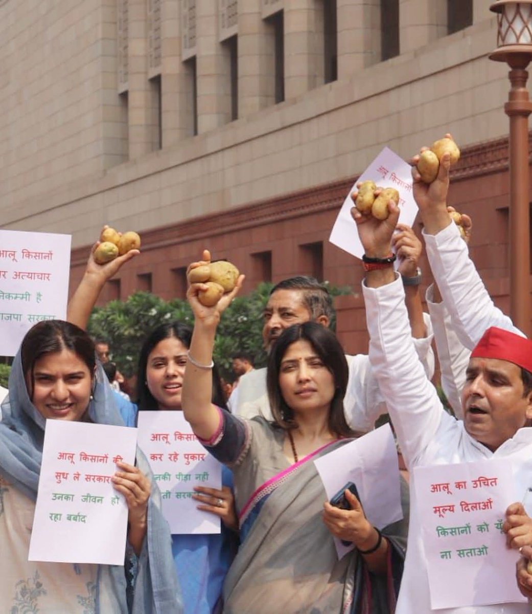 PriyaSarojMP's tweet photo. लगातार हो रहे किसानों पर अत्याचार और उनकी समस्याओं के समाधान की मांग को लेकर आज संसद परिसर में माननीय सांसदों के साथ किसानों के हित में धरना-प्रदर्शन किया गया।
हमारी मांग है कि किसानों की उपज का उचित मूल्य सुनिश्चित किया जाए, उनकी समस्याओं का जल्द समाधान किया जाए तथा किसानों के सम्मान और अधिकारों की रक्षा के लिए ठोस कदम उठाए जाएं।
किसान हमारे देश की रीढ़ हैं, उनके साथ किसी भी प्रकार का अन्याय स्वीकार्य नहीं है।