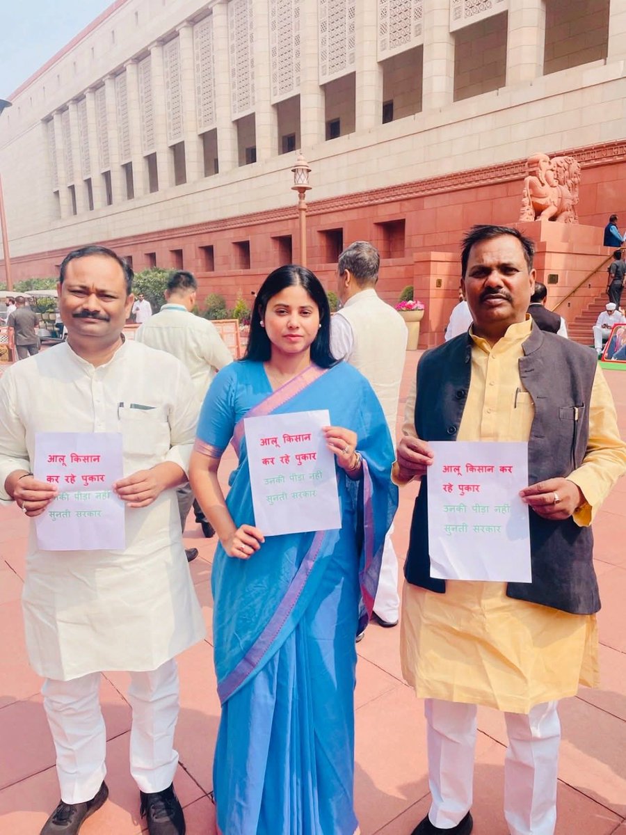 PriyaSarojMP's tweet photo. लगातार हो रहे किसानों पर अत्याचार और उनकी समस्याओं के समाधान की मांग को लेकर आज संसद परिसर में माननीय सांसदों के साथ किसानों के हित में धरना-प्रदर्शन किया गया।
हमारी मांग है कि किसानों की उपज का उचित मूल्य सुनिश्चित किया जाए, उनकी समस्याओं का जल्द समाधान किया जाए तथा किसानों के सम्मान और अधिकारों की रक्षा के लिए ठोस कदम उठाए जाएं।
किसान हमारे देश की रीढ़ हैं, उनके साथ किसी भी प्रकार का अन्याय स्वीकार्य नहीं है।
