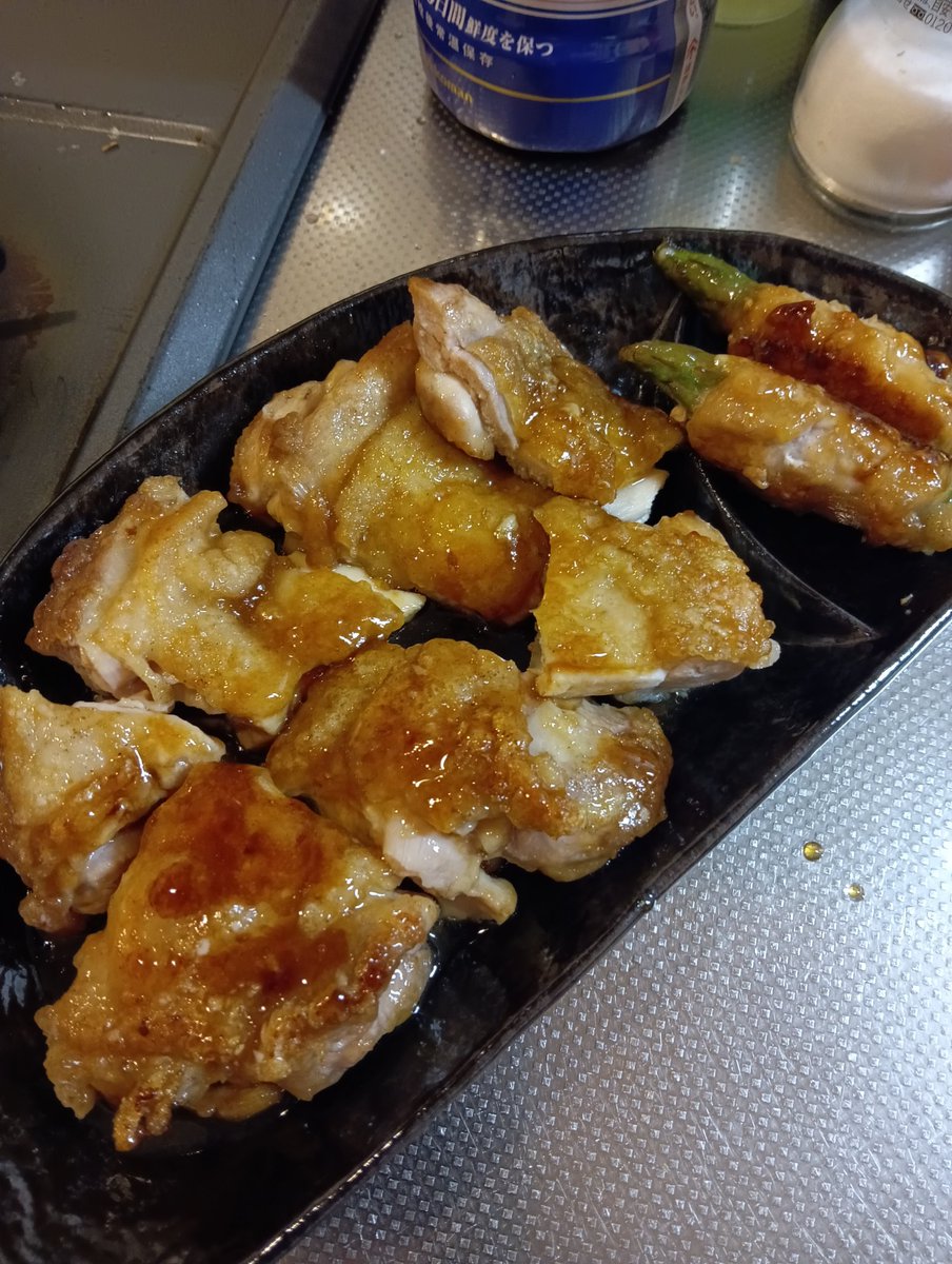 heihei930423's tweet photo. #お夕飯
#肉食べてれ���何とかなる気がする
アスパラ安かったので肉巻。
足りなそうなので照り焼きチキン追加。
作ってる最中だんだん面倒くさくなってきた。
肉巻だけで良かったな。
食べてる時間より準備と片付け時間のほうが圧倒的に長い。 https://t.co/liVqc56LUq
