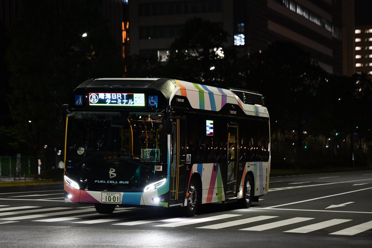 u_ht2m's tweet photo. TOKYO BRT

R001
足立231い1001
ZBC-MUM1NAE

TOKYO BRTの第一号車が勇退ということで撮影に。
2020年のプレ1次より6年という短い活躍でしたが、燃料電池の寿命もありリース期間満了での引退。
素敵なサボを掲げて終車まで走り抜けました。 https://t.co/Q6EF1utCmn