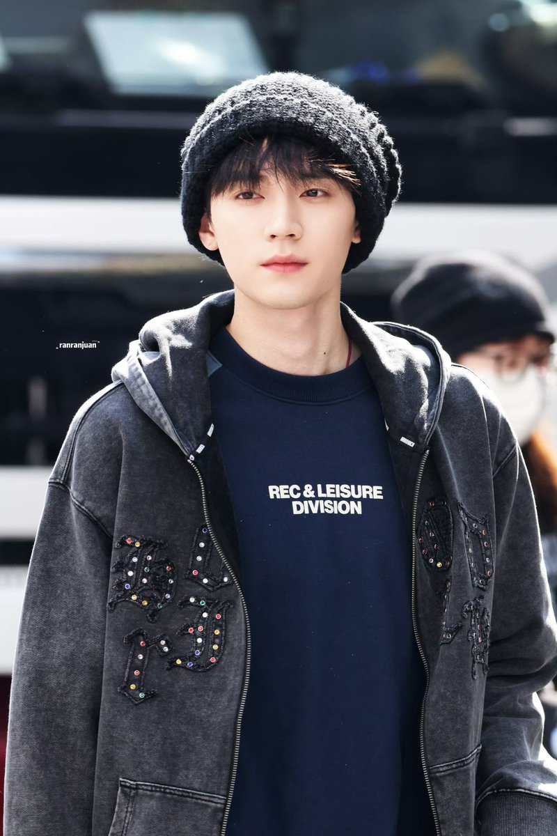 zyiranindofans's tweet photo. 110326 Zhou Yiran saat pergi bekerja.
🎬 Syuting “Life Edge” last Day
#ZhouYiran #周翊然 #TianzhouIDN #LifeEdge https://t.co/t6aGdFPKKz