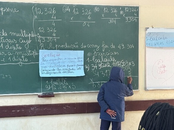 jica_direct_en's tweet photo. 🇲🇿 Improving education in Mozambique! While enrollment is up, boosting learning quality is key.  JICA supports revised Math &amp; Sci curricula and enhances teaching skills through Cascade Training and Lesson Monitoring. We aim to create joyful learning spaces for all children! https://t.co/P06ActNGx1