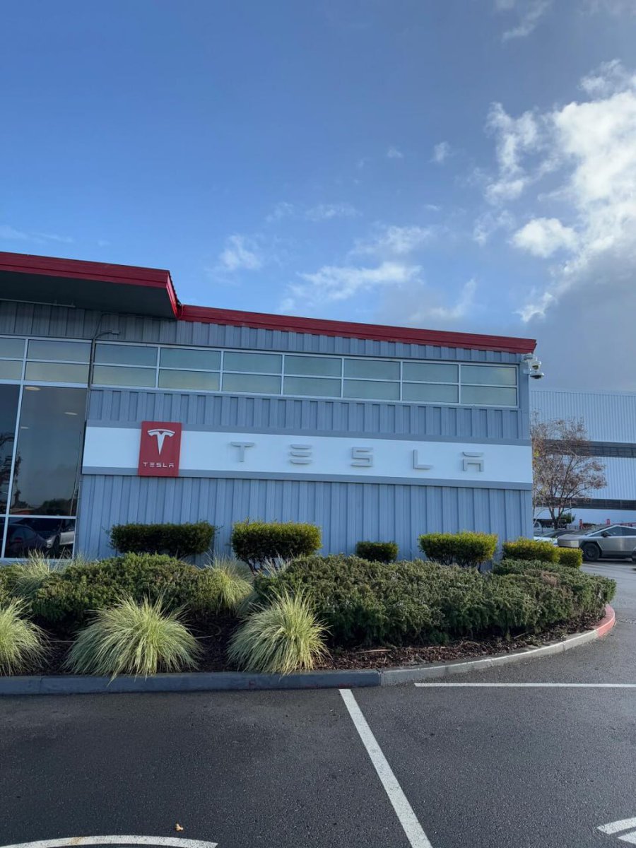 pdlaurel's tweet image. I support Elon Musk here in the Philippines #Tesla #BGC #TeslaSolar #SolarPower