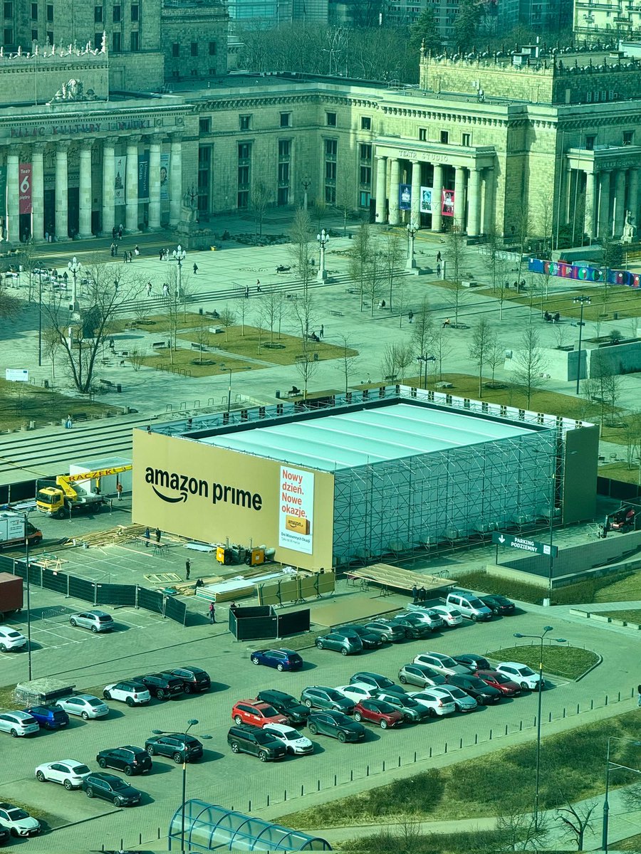 MiastoJestNasze's tweet photo. To wstyd dla miasta, że pozwala aby w samym centrum miasta można można było sobie postawić gigantyczne, kartonowe, reklamowe pudło.

Nie szanujemy przestrzeni publicznej, nie szanujemy dziedzictwa miasta. Wszystko jest tu na sprzedaż. https://t.co/Dj5kNdrXy4