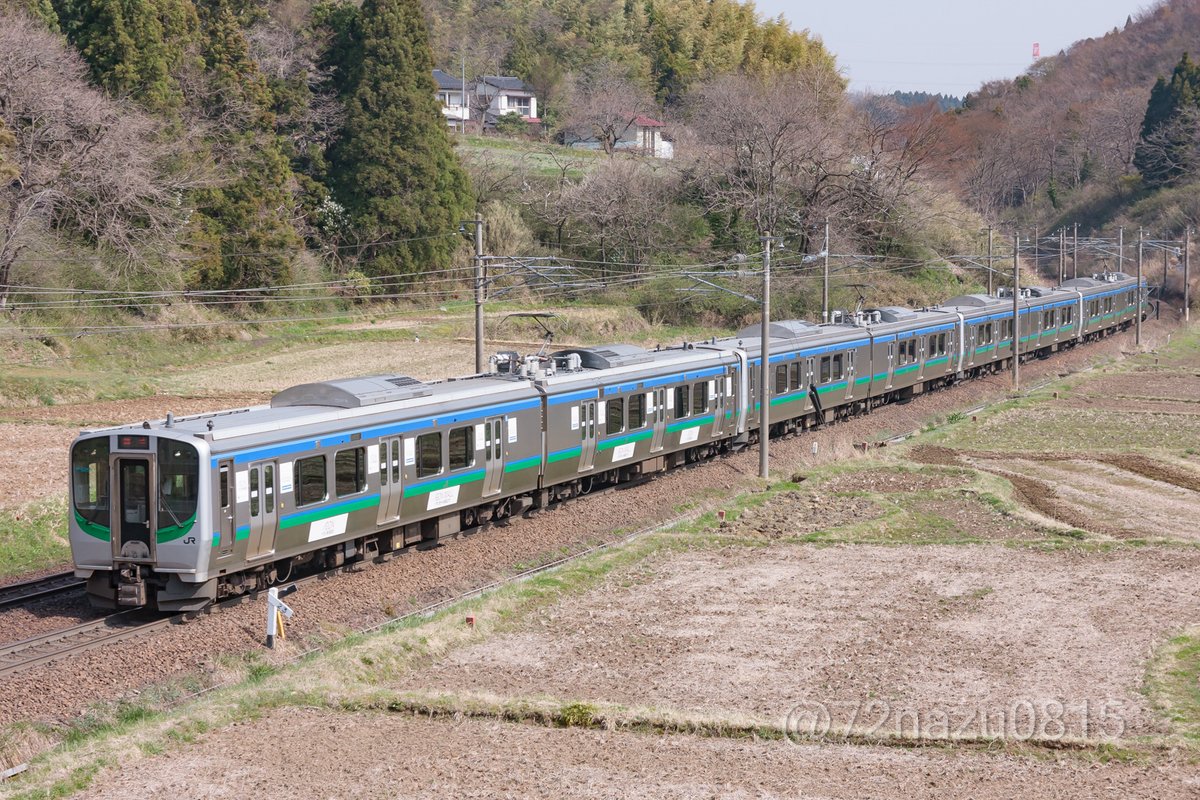 72nazu0815's tweet photo. 震災による津波で仙台空港アクセス線が被災し運休が続く中、E721系500番代は常磐線で走ったり、福島～仙台間の新幹線リレー号として走ったり大活躍。
500番代の全4本（当時）を繋いで8両編成で国見峠を走った姿には勇気づけられました。 https://t.co/8cBOyOU1Zd