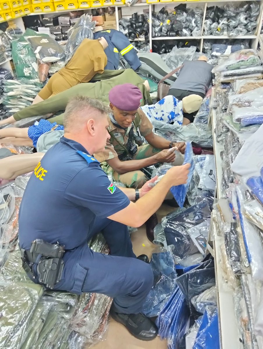 SAVerfiedNews's tweet photo. Fake goods worth about R80 million uncovered in Limpopo crackdown. Police and several law enforcement agencies raided 33 shops in Musina and Thohoyandou, confiscating more than 171,000 counterfeit items during a two-day operation.
#Fakegoods #Limpopo #SAPS https://t.co/s5M9fx2CcU
