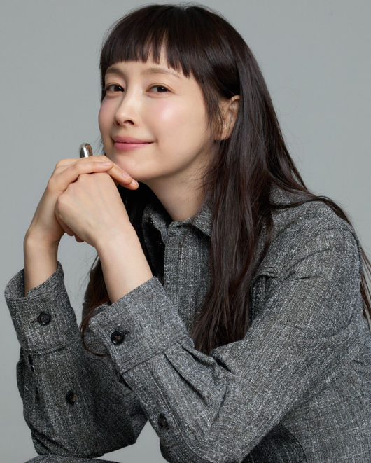 triplem11543909's tweet photo. #Honour #LeeNaYoung
I will post some closing interviews for the cast as they become available. 
I lol-ed when hubby Won Bin kept asking her for spoilers . 
(It's a long extract)

However, some viewers expressed disappointment with the ending, which wasn't a clear-cut case of "good triumphs over evil," as the whereabouts of Baek Tae-joo , the developer of a prostitution app and the final boss, remained unknown, and s*x offender Kwon Joong-hyun didn't receive proper punishment.

Regarding this, Lee Na-young shared her honest thoughts: "I don't think our drama was one that provided a single answer. It's a work that doesn't push for 'you must recover' or 'you must do well' by confronting the pain head-on, but rather waits and listens. So, I think the atmosphere was to leave room for interpretation by not completely wrapping things up."

Furthermore, with a new victim appearing in the final scene, hinting at the birth of another massive criminal cartel, expectations for a second season are rising. Lee Na-young also acknowledged this, saying, "Season 2 is an external story, so I haven't thought that far yet," but added, "After watching the final episode, it did seem like they left a lot of room." She cautiously commented, "Initially, I was worried that if one thing wasn't immersive or lacked plausibility, viewers might tune out. Since this was my first time in this kind of genre drama, I received a lot of contacts, even though I don't have a particularly wide network. Even when I went to exercise, so many people asked me for spoilers. I felt relieved that the viewers were following along well and were curious. That made me think that maybe we could do a next story, even if it's heavy but necessary to tell."

Lee Na-young confessed the difficulty of portraying the character Yoon Ra-young, saying, "It was so challenging." She revealed, "The script was so interesting that I read it in one go. I don't usually set a specific genre; I just go by the script. For this one too, I didn't think much. I just thought it was a role of a lawyer with on-site presence, and since I'd been curious for a while about a story driven by three women, I went in thinking, 'I just need to memorize the lines well.' In other genres, there are many emotional scenes or crying, but this one had none, so I asked, 'This drama has no emotional scenes? I don't need to cry? I just need to memorize my lines?' But everything was emotional."

She explained, "The lines were no joke, and it wasn't just about memorizing them. The tone was important, and I also had to hide my own character's wounds, so it was complicated. Shouting wasn't simple either; just yelling wouldn't suit the character, so that was difficult. On set, I adjusted a lot with the director and filmed with various tones. I went in thinking I could do well just by delivering the lines, but I got a harsh lesson." She added, "It's still difficult. Even if I went back to the beginning, I don't think I could deliver it better just because I've done it now. I'd probably start from zero again. Acting is something that's hard no matter when you do it."

When asked if she referred to actual lawyers, she said, "I know a female lawyer, so I consulted with her a few times. Regarding the costumes, since she's an external messenger, I asked if it was okay to be a bit flashy, if this level of dressing was acceptable. I also looked at foreign female lawyers and Korean lawyers on YouTube, and there doesn't seem to be a fixed standard for that. Since it's also a form of character expression, I didn't put restrictions on it."

Yoon Ra-young is a lawyer who defends s*xual violence victims but also carries the trauma of having been a victim herself. When asked how she prepared to portray this character, Lee Na-young said, "I studied a lot on my own, looking at materials. We can only express certain types of fear through imagination, right? There was a need to express the wounds and trauma to a certain extent, but also things that had to be hidden until episode 8, so I discussed the emotional tone a lot with the director and writer." She also shared, "This is a side note, but I watched 'The Owner of the World' (a play) in the middle because of a promise with the director. I watched it without knowing anything about it and cried a lot. At that time, I was also contemplating how to express this pain and the various ways people live with pain, and seeing that made me cry a lot, thinking about how we are bringing up these difficult stories."

Regarding the change in her character after discovering that Han Min-seo is her biological daughter, whom she gave up for adoption after being r*ped, she elaborated on the details: "Even after finding out she was my daughter, I was so busy trying to protect Kang Shin-jae  and Hwang Hyun-jin that I acted without a break. After finding out she's my daughter, wouldn't there be shock and guilt rather than a change? It's not that I abandoned her; I had a strong wish that she would live without knowing (that she was born from a rape). I also felt another kind of guilt, wondering 'if it were now, would I have made a different decision?' Seeing that this kid was going through the same thing (s*xual violence), the guilt and pain were overwhelming, but I thought, let's not express even that 100%. There were things I had to hold onto even within that, so the emotions weren't one-dimensional."

When asked about the message she wanted to convey through the work, Lee Na-young said, "I learned a lot while doing it. Personally, I always thought the word 'comfort' was difficult when someone is struggling. The word itself is hard. But when you're clutching at straws, words can resonate, and you might read a book and keep going. When I try to comfort someone, I often fumble and end up sending short texts, and I think this drama has that kind of feel. It's not about trying to erase or cover up the pain, but about waiting and listening. Isn't that what we need, until we die? I felt that message strongly. The line I said to Min-seo, 'It's okay if you keep being mean to me,' felt like saying, 'It's okay to let your wound fester. I won't rush you to get better quickly.' I liked that."

Regarding whether the solidarity of the three women resonated with viewers, she said, "I think so. I'm grateful that viewers seemed to empathize well with the three of them. Aren't they all cool? Each character was so different, and the balance among them was perfect. It was fun to watch. It didn't feel skewed toward one person, so I think it was a success in that regard. It's hopeful that the audience followed along as three women tackled a subject that could be quite heavy genre-wise."

Lee Na-young, who hasn't chosen her next project yet, said about her criteria for selecting works, "I don't set any. I didn't know I'd end up doing this one either. I like reading scripts and my heart is always ready to take on a project. I don't know what the next one will be. I don't know what will captivate me. I think I'll just go with whatever influences my emotions at that time." She added, "Female characters are becoming more diverse. In the past, they were one-dimensional, but nowadays they are detailed and subdivided, which is so refreshing. As an actress, I have expectations. And because the audience accepts these kinds of characters, more of them are created, so I'm grateful for that too."

It took three years for her to take on another project after the Wave drama "Park Ha-kyung's Travel Diary." When asked what she did during that three-year hiatus, she said, "I wasn't lazy. I tried to enrich my inner self. Starting from the end of March, I'll be focusing on that again." She revealed a surprising fact: "For example, I'm learning to dance. K-pop dance. I don't know much, so I just go and ask them to teach me anything. Because it's exercise, and I thought it might loosen up my body and help with acting. I learn a hand gesture here and there, thinking my body might remember it and use it for something later, so I just absorb things."

Known to the public for her 'mysterious' image, when asked if she plans to expand her communication channel through YouTube, she confessed her difficulty: "YouTube seems too hard. When would I even film it?" She said, "I am thinking about Instagram, though. But when I go somewhere and talk a lot, I sometimes kick myself in the blanket later, thinking, 'Why did I say that much?' I have high standards for myself. Since I'm not used to this kind of thing, I enjoy watching others' content, but for my own, I think, 'Who am I to do that?' I'm contemplating it."

She also shared an update on Won Bin, who has been on a hiatus from projects for nearly 16 years since the 2010 film "The Man from Nowhere." She said, "His tone is always like a friend's. If I show him something like me singing, he'll say, 'Hmm, okay,' or 'That's better than I thought.' He's enriching his inner self in a different way than I do." Joking about Won Bin's plans to return, she said, "I wonder too. How's that going?" and added, "He also has a strong desire to act. Still, people haven't forgotten him and continue to show interest, so as someone close to him, I'm grateful for that."

Regarding Won Bin's reaction after watching "Honor," she shyly said, "Since I kept not telling him (the next story), he kept trying to pry. He'd say, 'Is it like this?' and I'd say, 'I know, but I'm not telling,' and he kept watching for my reaction. I never told him until the end." She added, "We couldn't watch it all together as a family. I was too embarrassed, so we watched a few episodes together, and I told him to watch the rest later on Coupang Play. Isn't it embarrassing to watch together?" However, her son, who is only 10 years old, couldn't watch it with them due to age restrictions. She said, "He's only watching cartoons for now, so I don't think he really knows about acting. He keeps asking, 'Is that real?'" She expressed her affection for "Honor," saying, "Even if he watches it later, I think it will remain a work that can teach him about society and such things."

Source: https://t.co/hfVcCWhGpm
