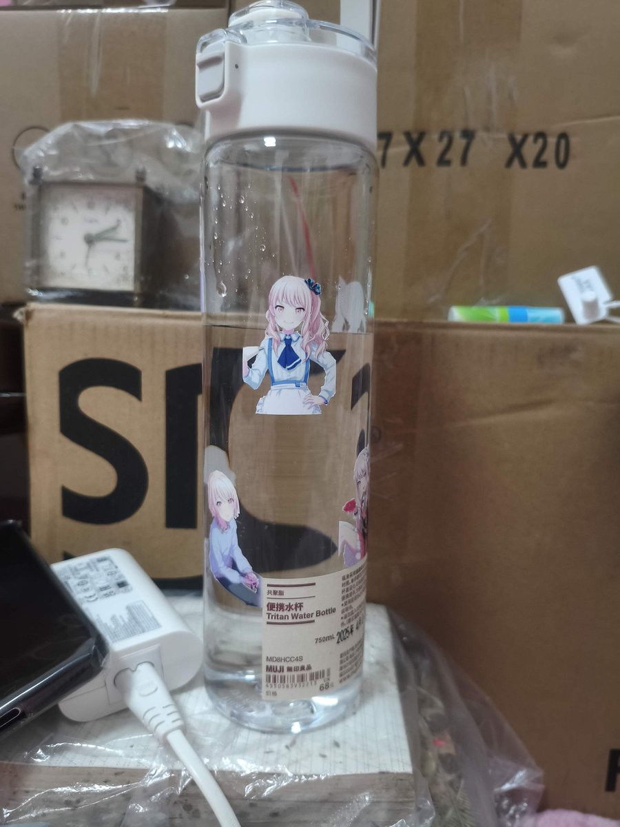 CcletYui's tweet photo. 自制晓山瑞希痛杯😁
杯子素体:无印良品共聚酯750ml杯
关于性别♂️or♀️？
晓山瑞希是全游戏中唯一一个官方没有给出性别的角色。 官方的设定��瑞希的性别是“？”，而且自称「ボク」，因此引来了很多人的讨论和关注。” https://t.co/jjUKuXs85h
