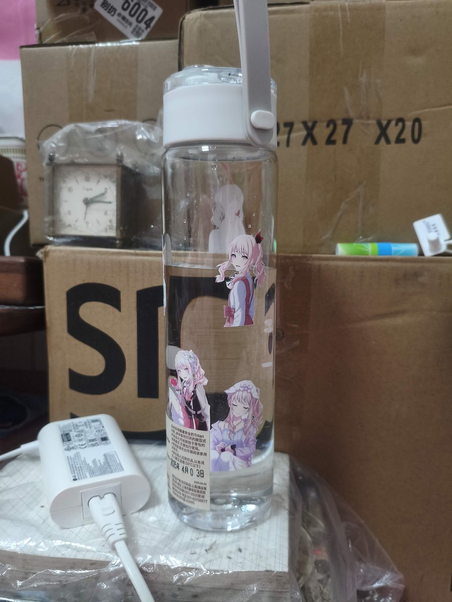 CcletYui's tweet photo. 自制晓山瑞希痛杯😁
杯子素体:无印良品共聚酯750ml杯
关于性别♂️or♀️？
晓山瑞希是全游戏中唯一一个官方没有给出性别的角色。 官方的设定��瑞希的性别是“？”，而且自称「ボク」，因此引来了很多人的讨论和关注。” https://t.co/jjUKuXs85h
