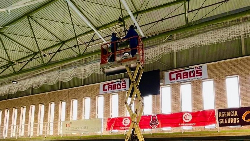 FragaUme's tweet photo. Sustitución de los antiguos halógenos del Pabellón Cortes de Aragón por 27 focos LED 💡⚡️Además de mejorar ostensiblemente las condiciones lumínicas de las instalaciones @FragaAyto conseguirá aproximadamente un 70% de ahorro en la factura de la luz https://t.co/cikVYTDLVq