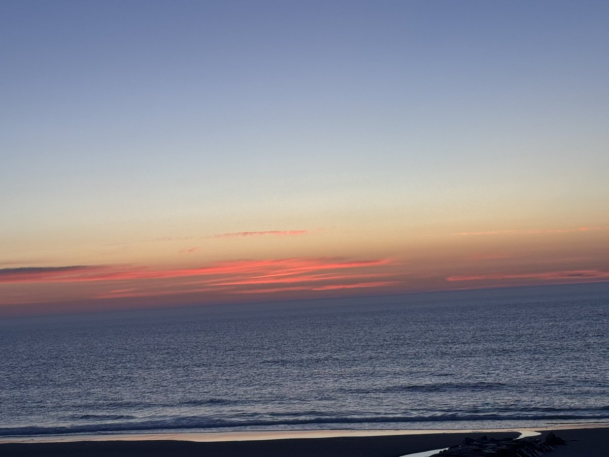 Mike56562's tweet photo. The sunrise in Ocean City Maryland looks like one big lava lamp. #ocmd https://t.co/ob2MlmkZuk