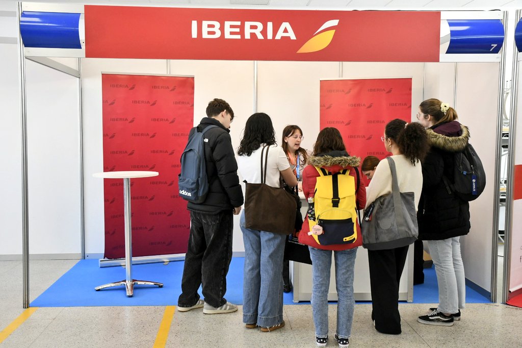 aeroespacialUPM's tweet photo. ¿Trabajar en el ámbito del transporte aéreo? En #Aeroempleo2026 contamos hoy con la presencia de algunas líneas aéreas: @Iberia, @BinterCanarias, #WamosAir, #Eurolines y también puedes acercarte a los stands de @aena y del Ministerio de @transportesgob.
#ETSIAE @Aero_Empleo https://t.co/C8Zzgq8VDS