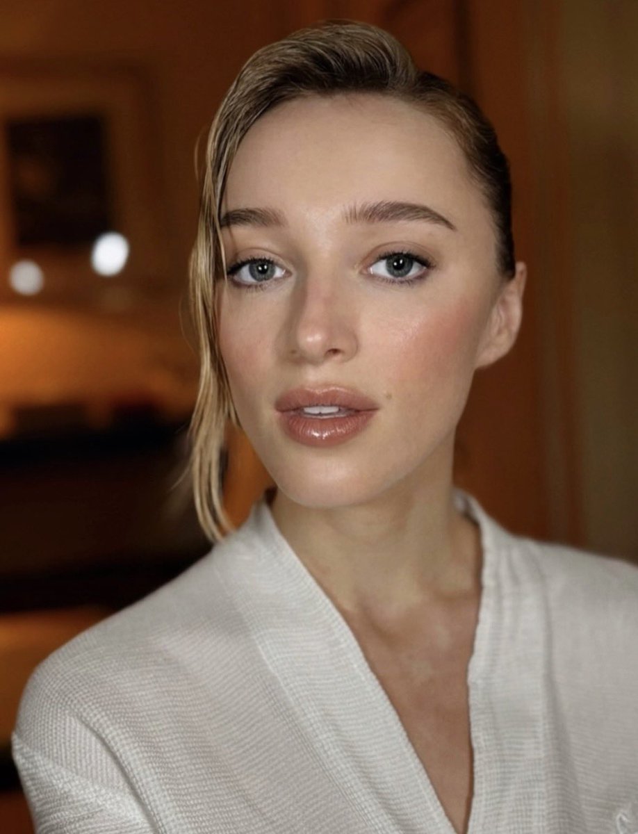 All about Phoebe Dynevor tweet media
