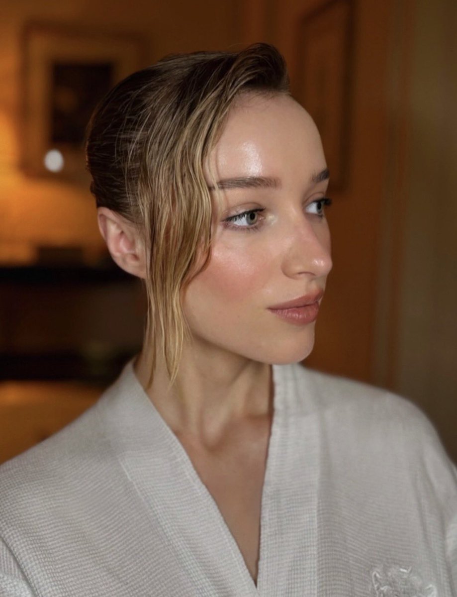 All about Phoebe Dynevor tweet media