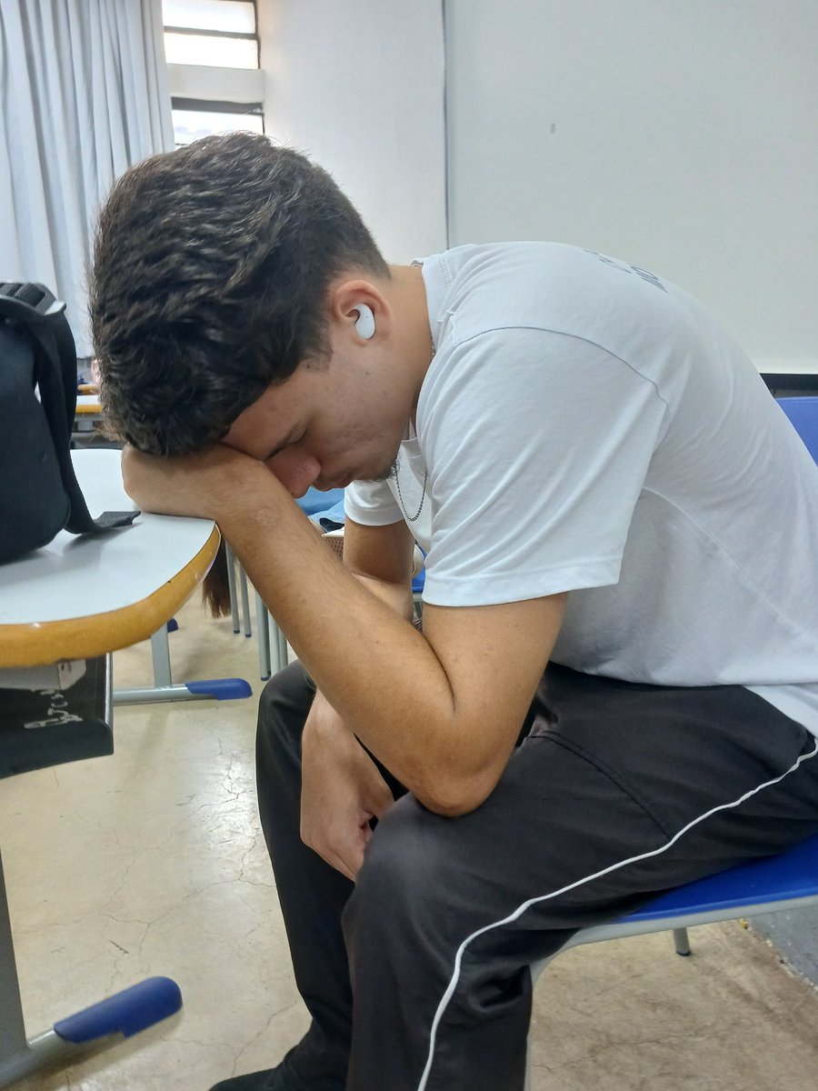 jaikeursinho's tweet photo. eu escutando as músicas do enhypen depois que o heeseung saiu do grupo https://t.co/h9S4ABPxkZ