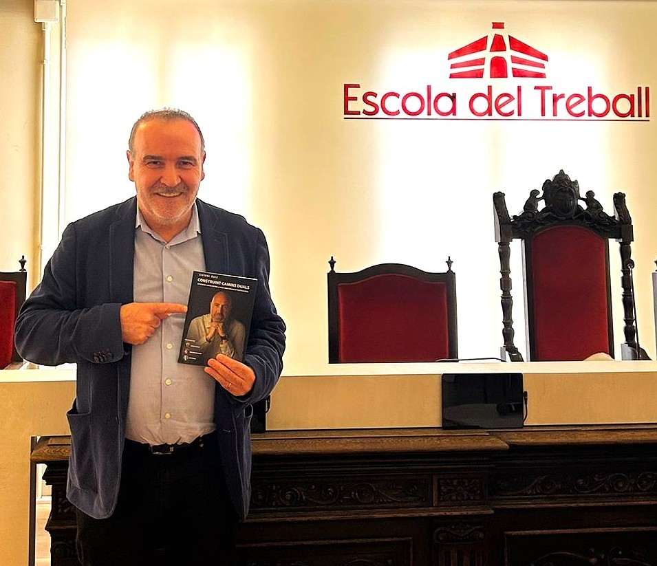 antoni_ruiz_'s tweet photo. Entrega del meu llibre "Construint Camins Duals" al director de la Escola del Treball de Lleida @etlleida , el Sr. Paco González.

Un centre referent i temple de l’excel·lència de l’FP a les Terres de Ponent. 👏📚

#FP #FPDual #Educació https://t.co/FP6MKwE10b