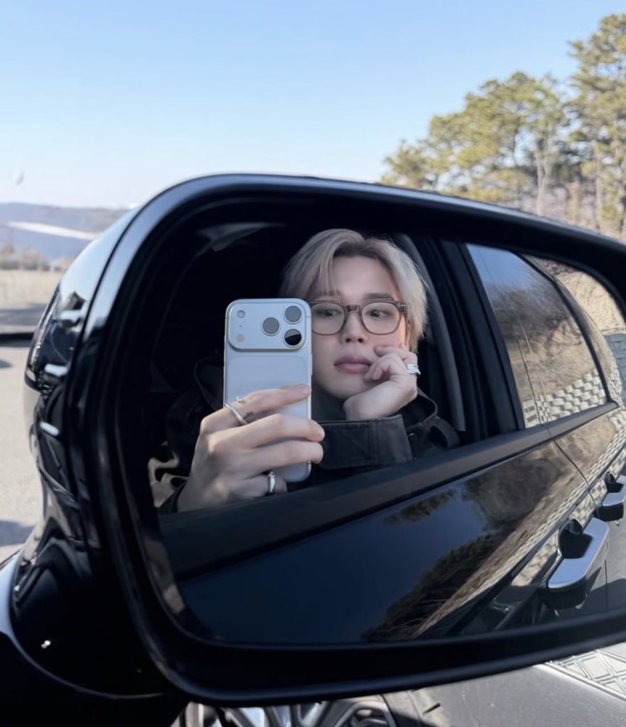 idc who’s iphone that is but i’m starting a rumor saying it’s 🐰’s cause i said so