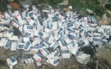 ZEEUPUK's tweet image. #Jalaun 

▶️कूड़े के ढेर में मिला सरकारी दवाओं के पैकेट
▶️एल्बेंडाजोल गोली के सैकड़ों पैकेट बरामद
▶️स्थानीय लोगों ने कार्यप्रणाली पर उठाए सवाल 
▶️कोंच कोतवाली क्षेत्र के लिंक रोड का मामला

#medicines #BreakingNews #CrimeNews #ZeeUPUK  @dmJalaun