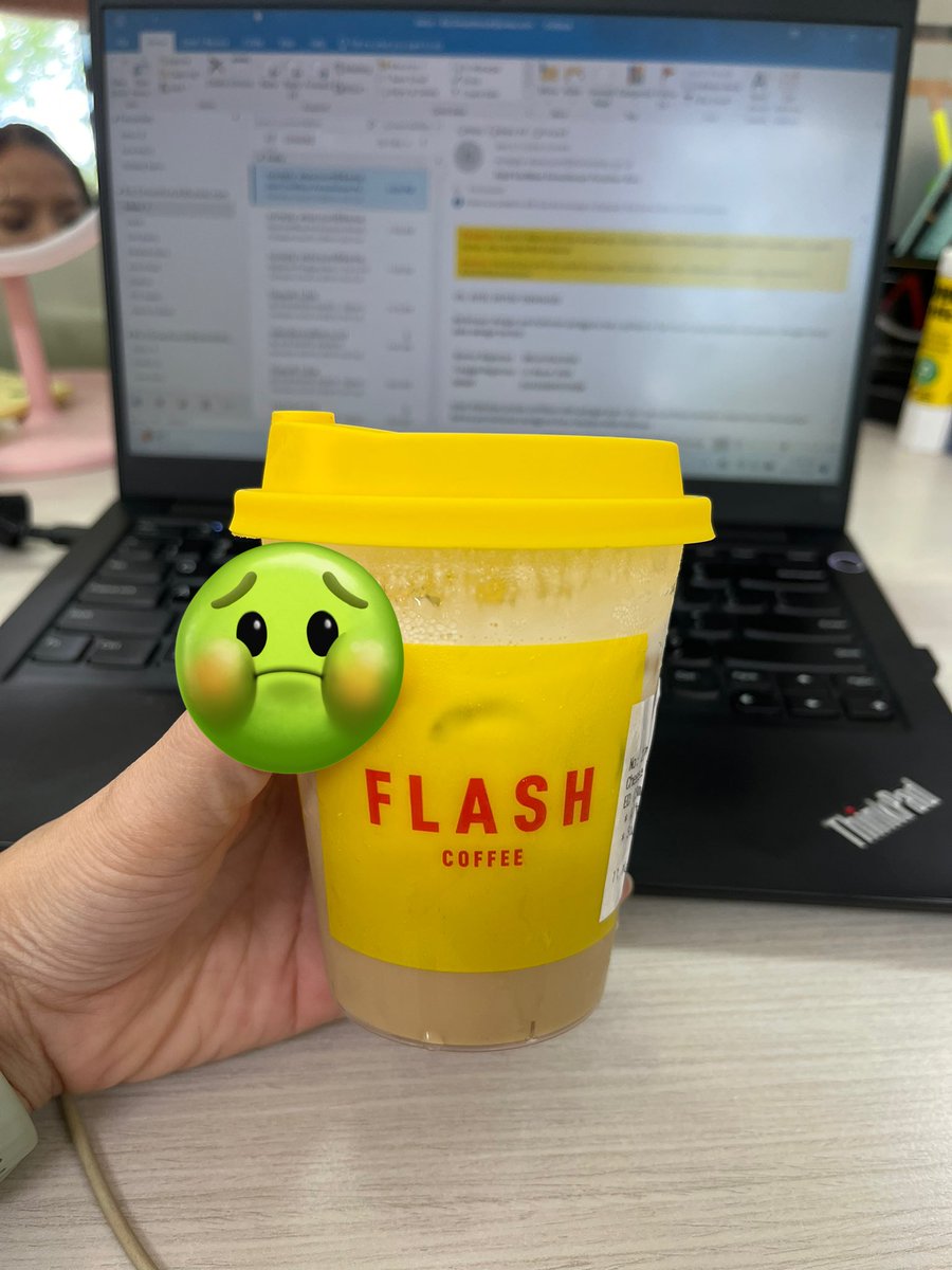 rls0101_'s tweet photo. Entah udah berapa tahun gk minum kopi trus tiba2 tadi iseng minum kopi.
Awal2ny wahhh seger nih gue sambil kerja.
Habis setengah cup, anjirrr jantung berdebar, anxiety, badan gemeter, lemesss 🫠🫠🫠
Gws dehhh kata gue 😑😑 cobaan dicobain https://t.co/KlheYTXSxZ