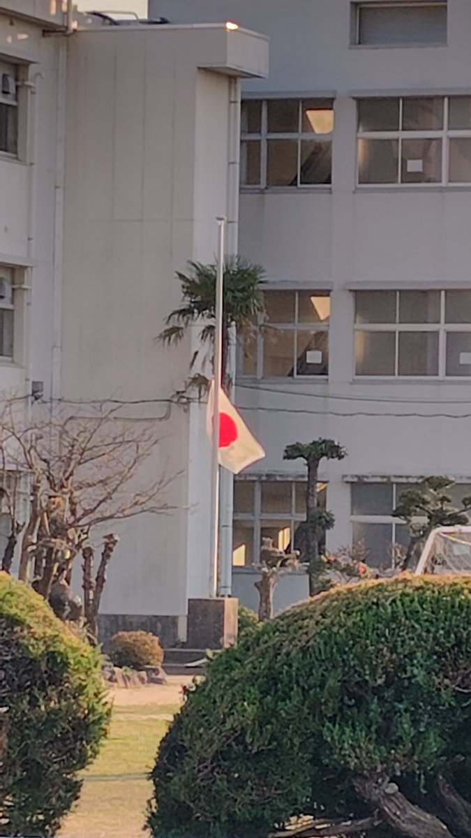 Yoshirin787's tweet photo. 今年も隣の小学校が半旗を掲揚してくださった

合掌 https://t.co/rPwpurKh0T