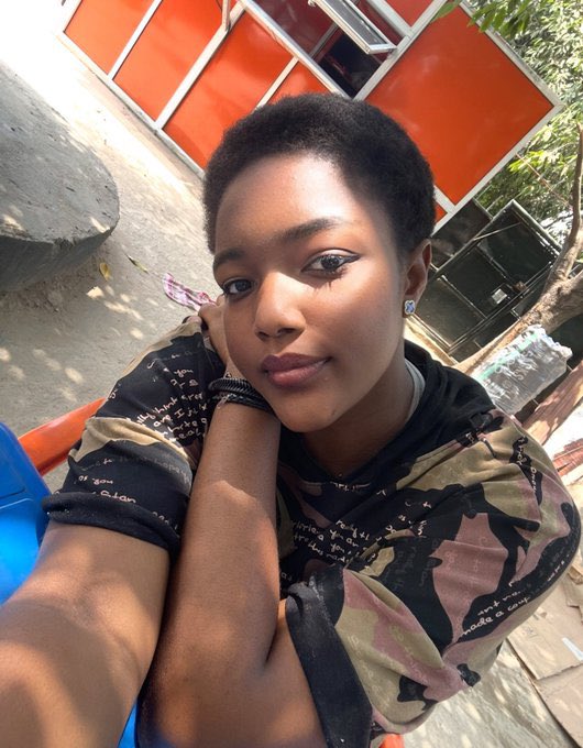 Dedecami's tweet photo. She recreated her mothers old picture when she was 25yrs 
Mum 25                                  Her 25 https://t.co/y7qdxPM0ih