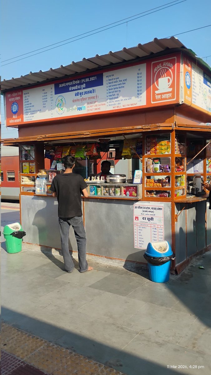 vishioops's tweet photo. @RailMinIndia @RailwaySeva @NWRailways @AshwiniVaishnaw दुकानदार 20 ₹ देने पर रेल नीर के 14 के साथ 6 रुपए लौटाने की जगह 5 वाला सिंग भुजिया दे रहा है और लगभग सभी यात्रियों को, स्थान  मारवाड़ जंक्शन राजस्थान https://t.co/IRoPY5axUs