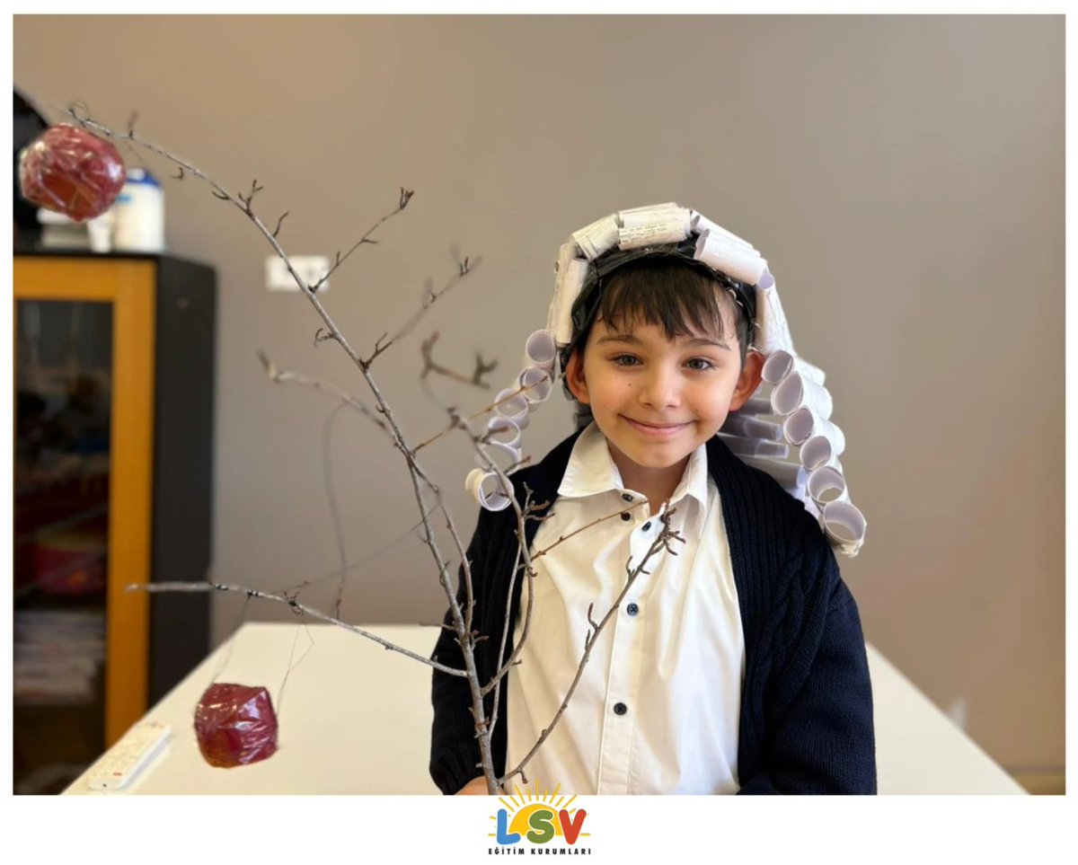 4/B sınıfı öğrencilerimiz ile “Bilim İnsanları ve İcatlar” adlı etkinliğimizi gerçekleştirdik✨
Öğrencilerimiz, bir bilim insanını araştırarak onun yerine geçti ve hazırladıkları materyallerle yaptıkları icatları tanıttı🔎🔬