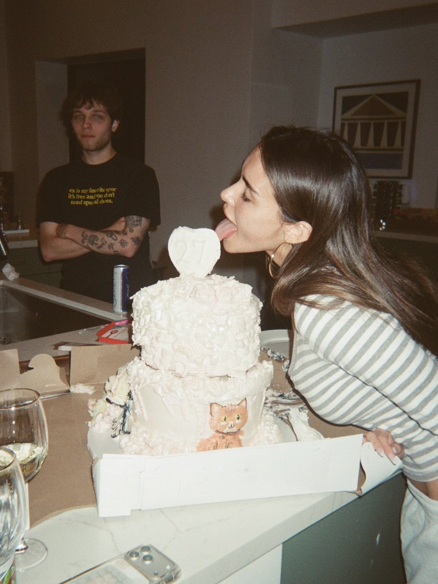 Madison Beer France tweet media