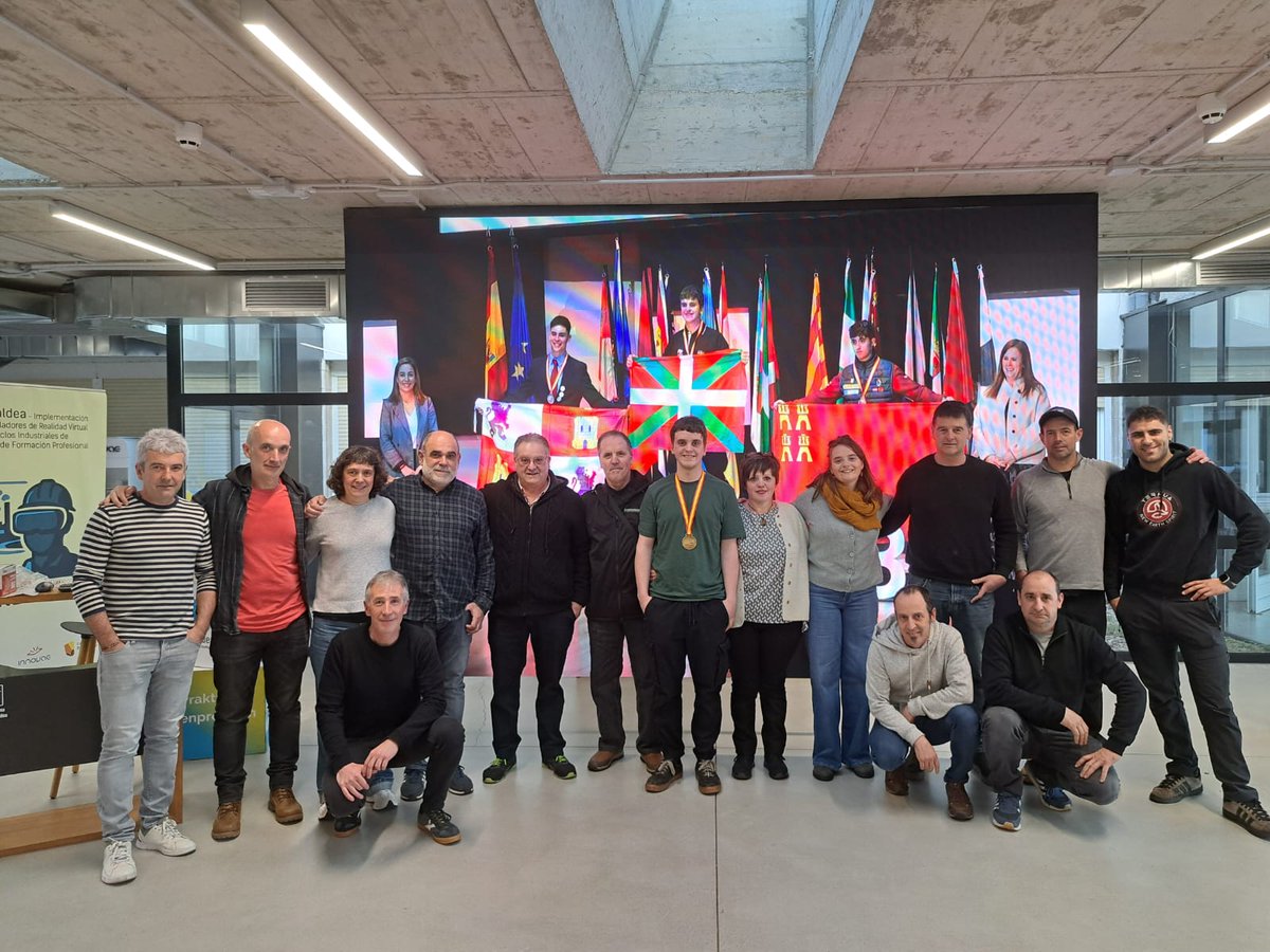 TolosaldeaLH's tweet photo. Spainskills 2026ko urrezko dominaren irabazleari omenaldi ekitaldi bat egin diogu eskolan. Jon Arozenak lortutako dominari dagokion balioa eman diogu bai ikastetxean, empresan eta baita bere jaioterria den @Ibarrakoudala -n. https://t.co/UlQmFAguei