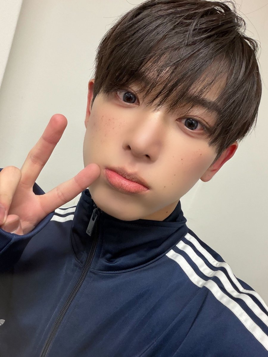 아 머리 길이 모양 주근깨 메이크업 최고다
얼굴은 그냥 말해뭐해고💘