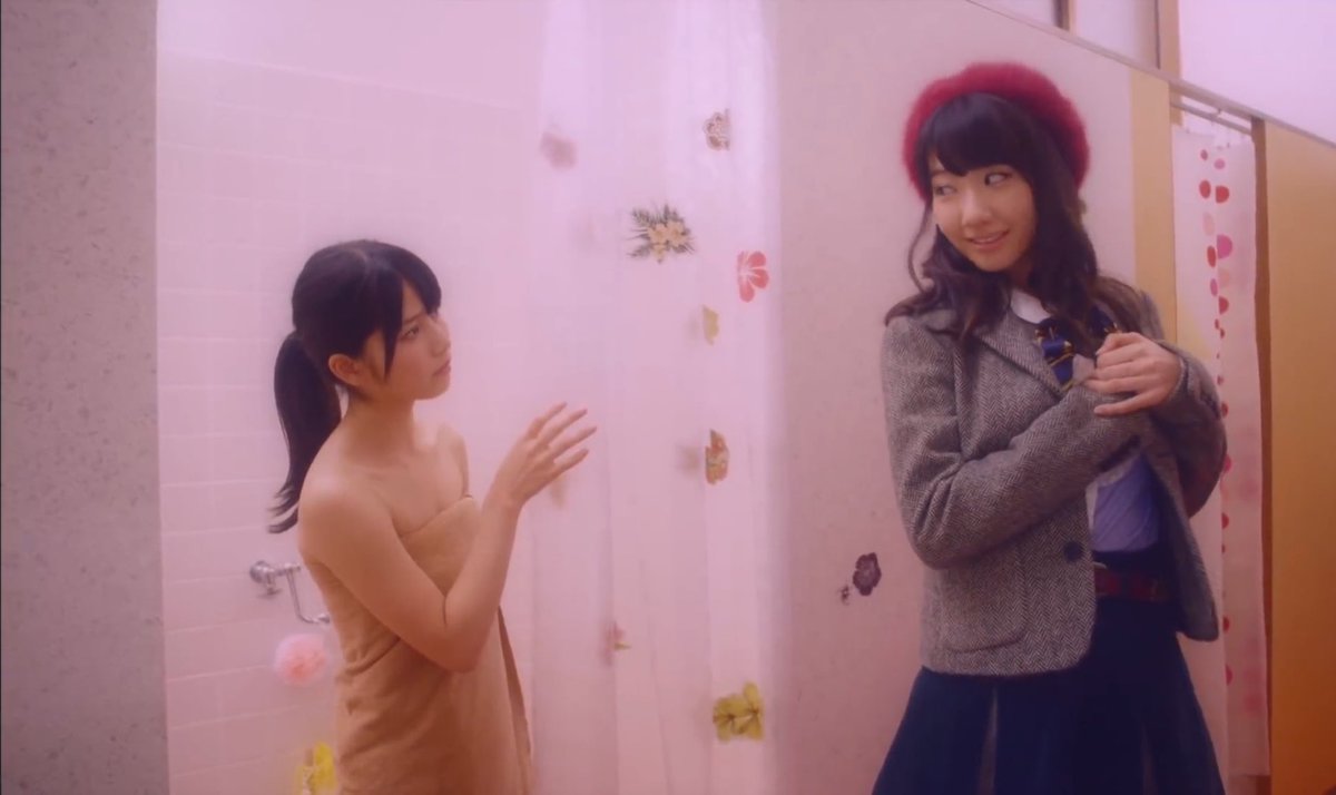 hannaridontyan's tweet photo. 忘れた頃にゆきりんのシャワー🚿覗き見の百合役🤭

シャワー🚿浴びてたはずのゆいはんにいたっては、髪も肌も全く濡れておらず、タオルさえ乾いている不思議🤣

#横山由依 #柏木由紀 
２回目の #ニローニタイム https://t.co/33bYkIw2Yf