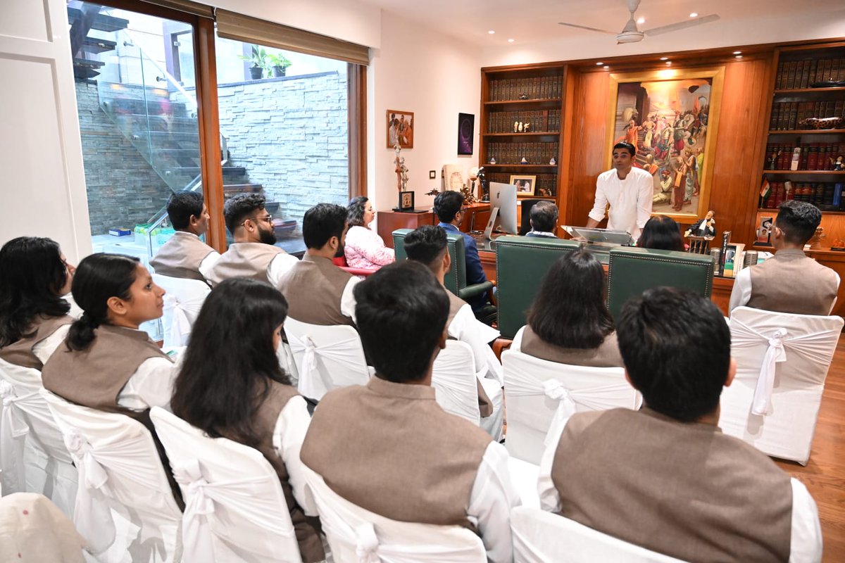 mit_sog's tweet photo. Students of the MIT School of Government interacted with @JaiveerShergill ji, who shared insights on political communication, leadership, and pathways for youth in politics. Key message: “Pair garam, dimaag thanda, aur zabaan meethi.”
#NationalStudyTour #YouthInPolitics #MITSOG https://t.co/yKx92pMniA