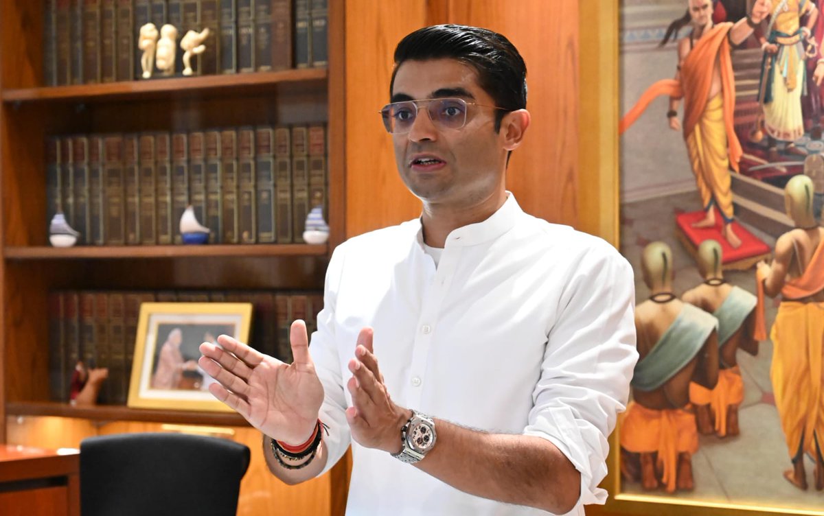 mit_sog's tweet photo. Students of the MIT School of Government interacted with @JaiveerShergill ji, who shared insights on political communication, leadership, and pathways for youth in politics. Key message: “Pair garam, dimaag thanda, aur zabaan meethi.”
#NationalStudyTour #YouthInPolitics #MITSOG https://t.co/yKx92pMniA