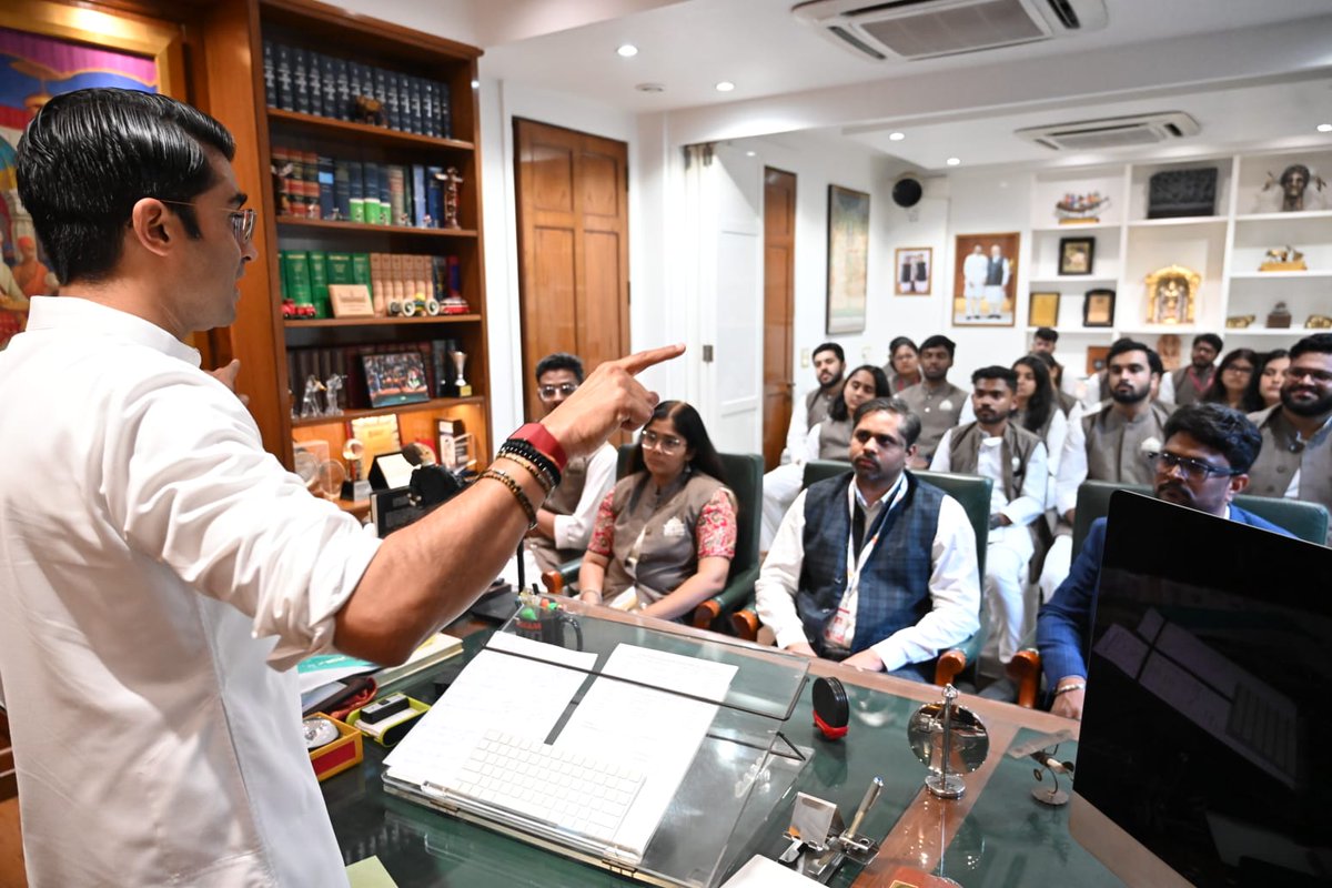 mit_sog's tweet photo. Students of the MIT School of Government interacted with @JaiveerShergill ji, who shared insights on political communication, leadership, and pathways for youth in politics. Key message: “Pair garam, dimaag thanda, aur zabaan meethi.”
#NationalStudyTour #YouthInPolitics #MITSOG https://t.co/yKx92pMniA