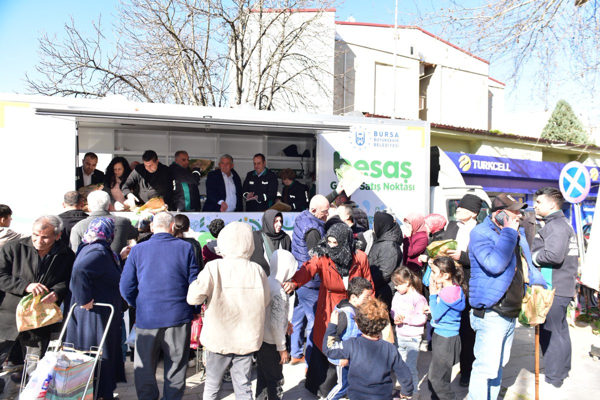 bursabuyuksehir's tweet photo. 📍Yenişehir

Bursamızda kimsenin kendini yalnız hissetmediği bir Ramazan ayı için çalışmayı sürdürüyoruz. Bu hassasiyetle mesaisine aralıksız devam eden ekiplerimiz, iftar öncesi gerçekleştirdikleri dağıtımla, Yenişehirli hemşehrilerimize sıcacık BESAŞ Ramazan pidelerimizden ikram etti.

@mustafabozbey @bursabesas