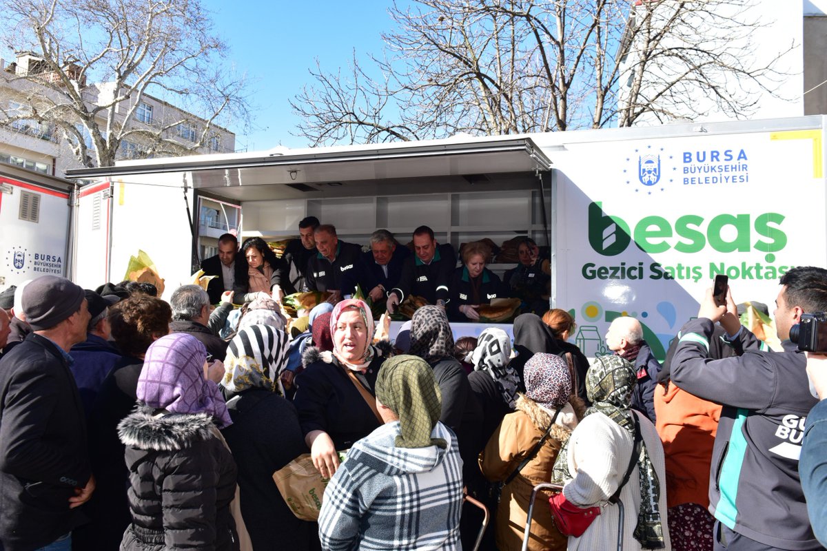 bursabuyuksehir's tweet photo. 📍Yenişehir

Bursamızda kimsenin kendini yalnız hissetmediği bir Ramazan ayı için çalışmayı sürdürüyoruz. Bu hassasiyetle mesaisine aralıksız devam eden ekiplerimiz, iftar öncesi gerçekleştirdikleri dağıtımla, Yenişehirli hemşehrilerimize sıcacık BESAŞ Ramazan pidelerimizden ikram etti.

@mustafabozbey @bursabesas