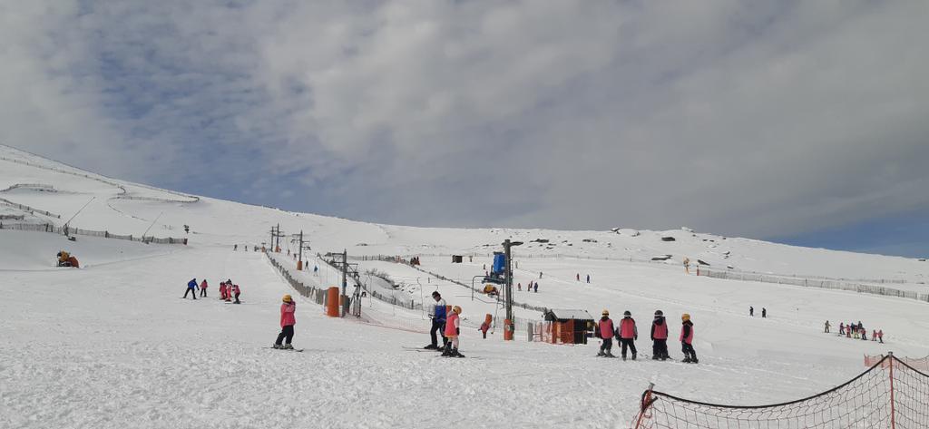 la_covatilla's tweet image. Hoy estamos disfrutando de un gran día 😎 y los peques estan aprovechando para aprender a esquiar. No seas el unico que se quede sin disfrutar de este dia tan maravilloso y de la nieve nueva 🏂⛷

#LaCovatilla #SierraDeBejar #Esqui #Nieve #DiaDeEsqui #SnowDay