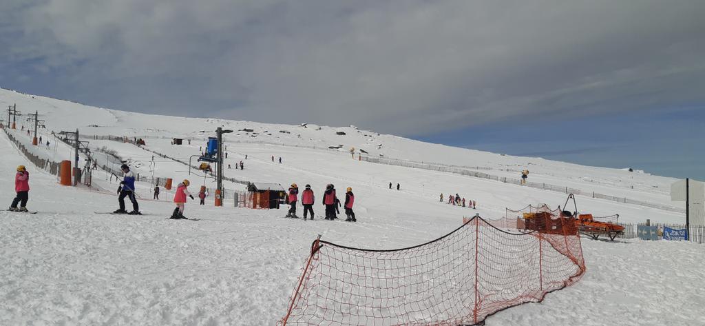 la_covatilla's tweet image. Hoy estamos disfrutando de un gran día 😎 y los peques estan aprovechando para aprender a esquiar. No seas el unico que se quede sin disfrutar de este dia tan maravilloso y de la nieve nueva 🏂⛷

#LaCovatilla #SierraDeBejar #Esqui #Nieve #DiaDeEsqui #SnowDay