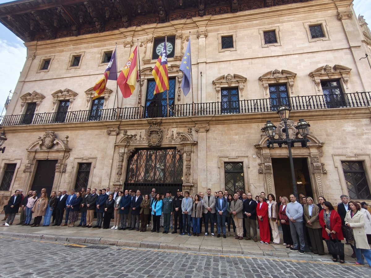 En el minut de silenci per l’11M recordam les víctimes del terrorisme i reafirmam un compromís clar:
mai amb la violència, mai amb la guerra.
Davant l'escalada bel·licista, pau, democràcia i convivència.
#11M 

<a href="/LluisApesteguia/">Lluís Apesteguia</a> 
<a href="/Neustru/">Neus Truyol Caimari</a>